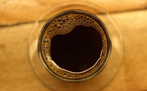 Directamente por encima de la taza de café en la mesa
