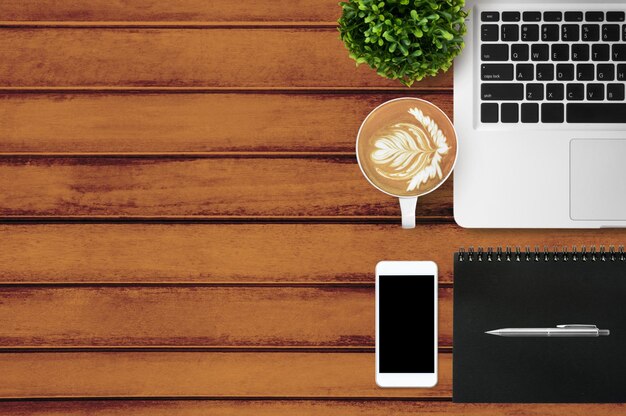 Directamente por encima de la taza de café en la mesa