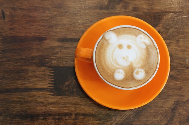 Foto directamente por encima de la taza de café en la mesa