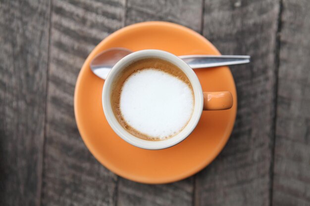 Foto directamente por encima de la taza de café en la mesa