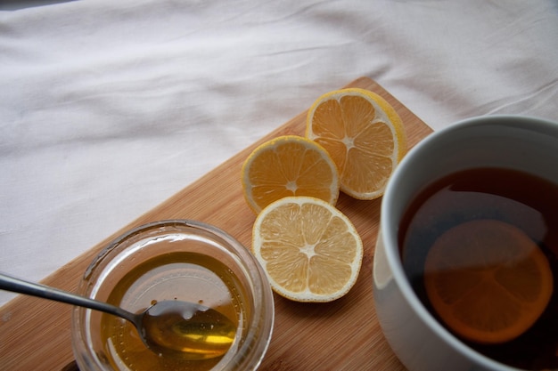 Directamente por encima de la taza de té en la mesa