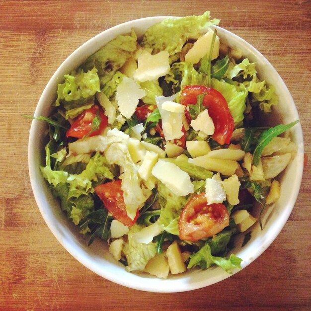 Foto directamente por encima del tiro de ensalada en el plato