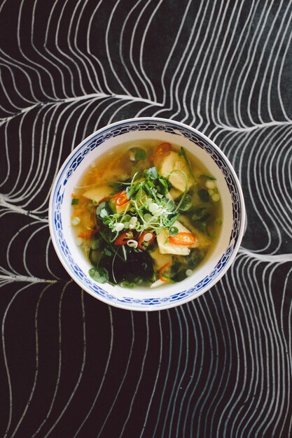 Foto directamente por encima del tiro de sopa en el cuenco en la mesa