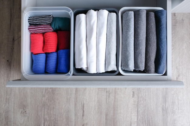Directamente por encima del tiro de textiles en envases