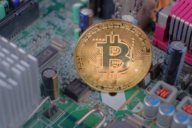 Directamente por encima de la toma de bitcoin en la placa de circuito