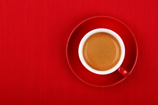 Directamente por encima de la toma de café en la mesa
