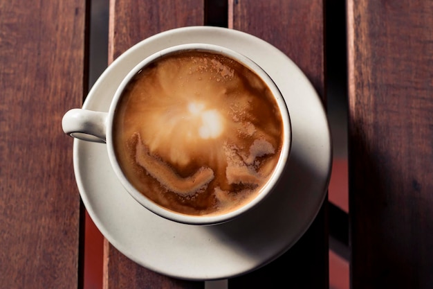 Directamente por encima de la toma de café en la mesa