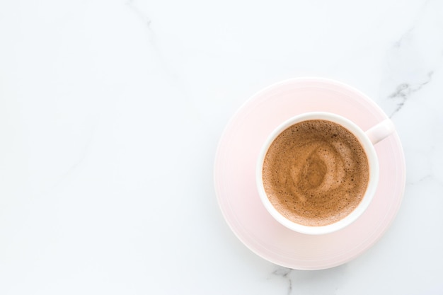 Foto directamente por encima de la toma de café en la mesa