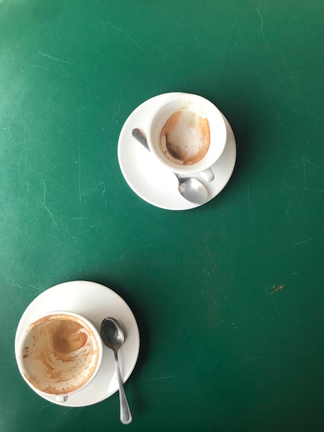 Foto directamente por encima de la toma de café en la mesa