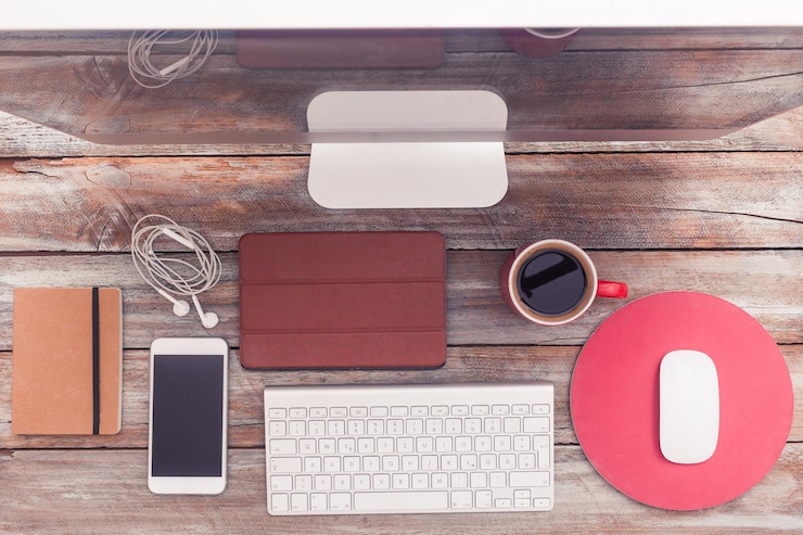 Foto directamente por encima de la toma de café con tecnologías en la mesa