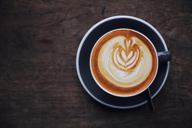 Directamente por encima de la toma de capuchino en la mesa
