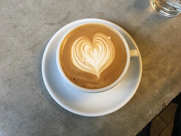 Directamente por encima de la toma de capuchino servido en la mesa