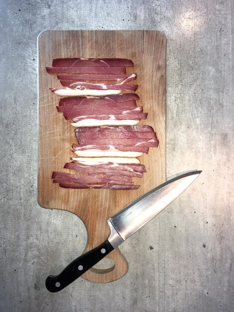 Directamente encima de una toma de carne en una tabla de cortar