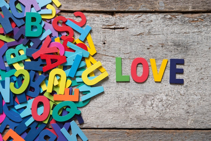 Foto directamente por encima de la toma de un colorido texto de amor con letras en una mesa de madera