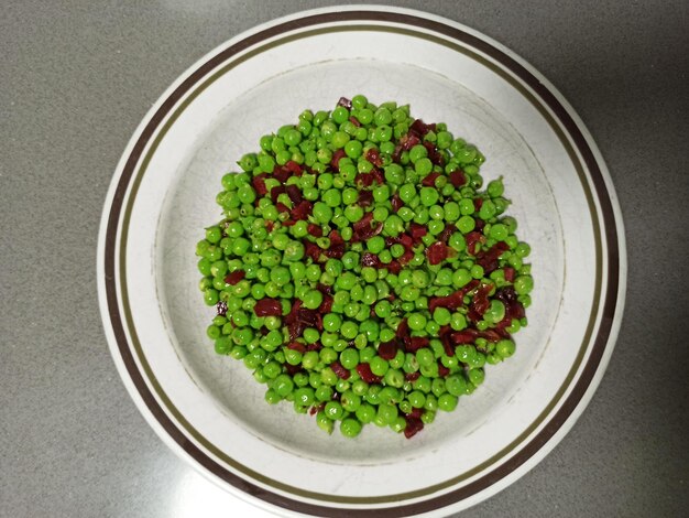 Foto directamente por encima de la toma de comida en el cuenco en la mesa