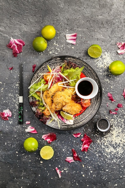 Directamente por encima de la toma de comida frita en el plato sobre la mesa