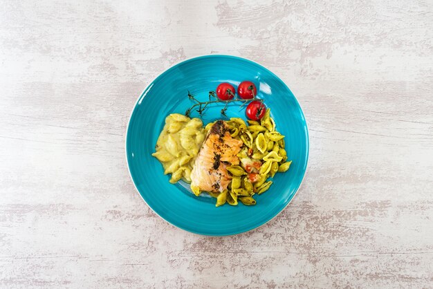 Foto directamente por encima de la toma de comida en el plato sobre la mesa