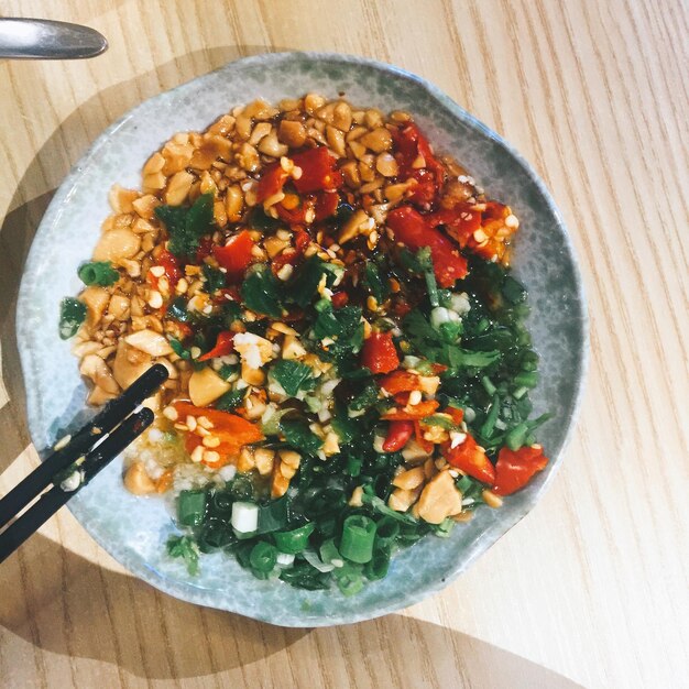 Foto directamente por encima de la toma de comida en el plato sobre la mesa