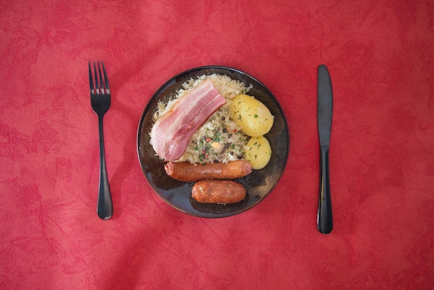 Foto directamente por encima de la toma de comida en el plato sobre la mesa
