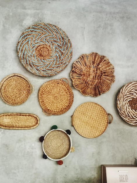 Directamente por encima de la toma de la decoración en la mesa