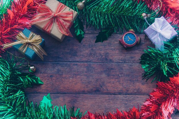 Foto directamente por encima de la toma de las decoraciones navideñas en la mesa de madera