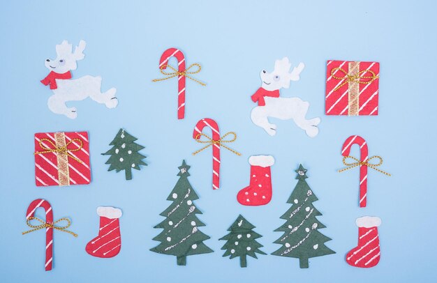 Directamente por encima de la toma de las decoraciones navideñas sobre fondo azul