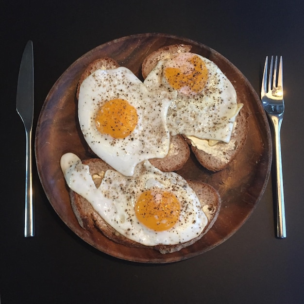 Directamente por encima de la toma del desayuno en el plato en la mesa