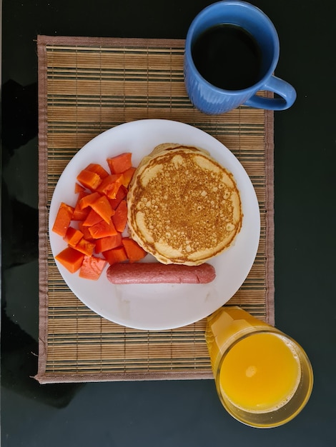 Foto directamente por encima de la toma del desayuno servido en la mesa