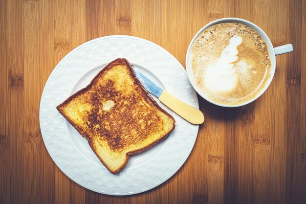 Directamente por encima de la toma del desayuno servido en la mesa