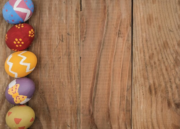 Directamente por encima de la toma de dulces de varios colores en la mesa