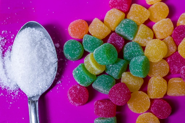 Foto directamente por encima de la toma de dulces de varios colores