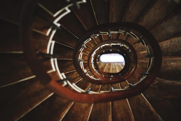 Directamente por encima de la toma de la escalera en espiral