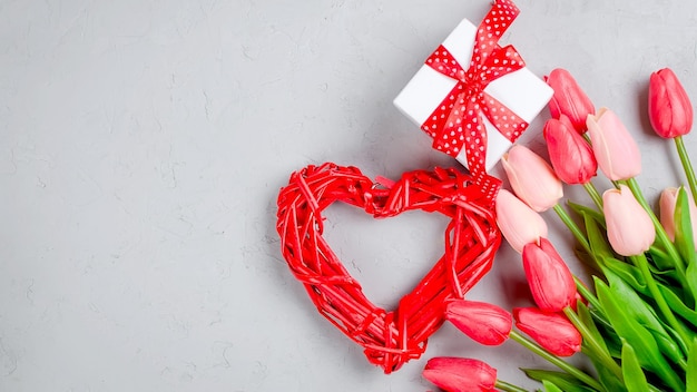 Directamente por encima de la toma de forma de corazón rojo en la mesa blanca