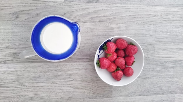 Foto directamente por encima de la toma de fresas en un cuenco en la mesa