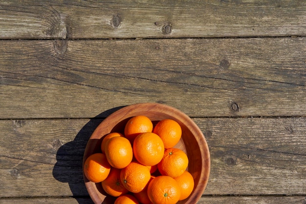 Directamente por encima de la toma de la fruta de la naranja en el plato en la mesa