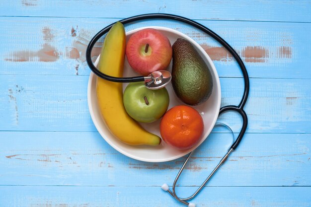 Foto directamente por encima de la toma de frutas en el cuenco en la mesa