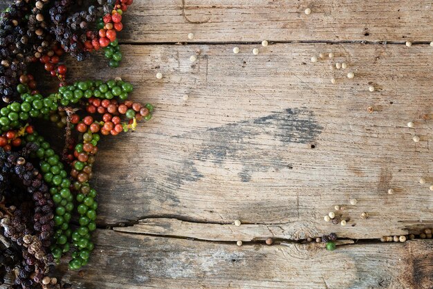 Directamente por encima de la toma de frutas en la mesa de madera