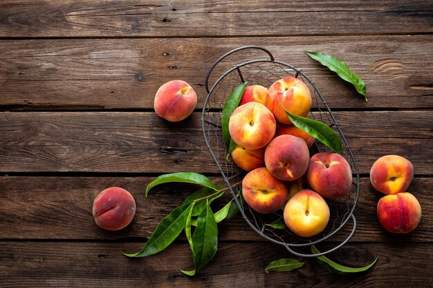 Directamente por encima de la toma de frutas en la mesa