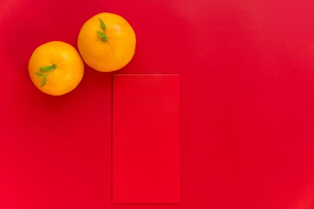 Foto directamente por encima de la toma de frutas de naranja en la mesa