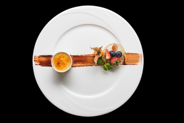Directamente por encima de la toma de frutas en el plato