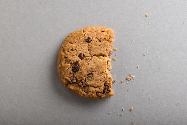 Foto directamente encima de la toma de galleta a medio comer sobre fondo gris con espacio para copiar. inalterado, comida, naturaleza muerta, foto de estudio.