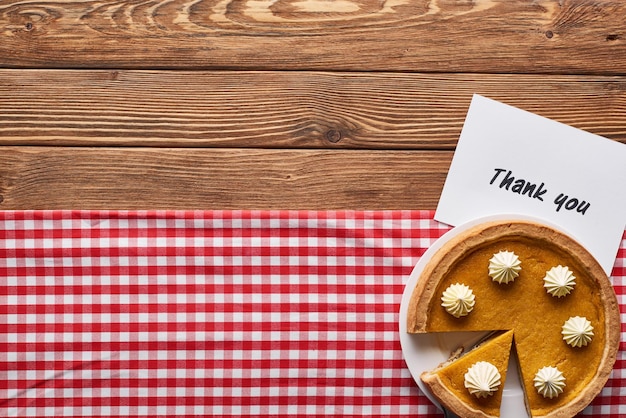 Foto directamente por encima de la toma de galletas en la mesa