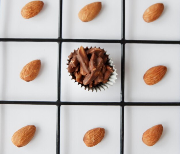 Foto directamente por encima de la toma de galletas en el plato