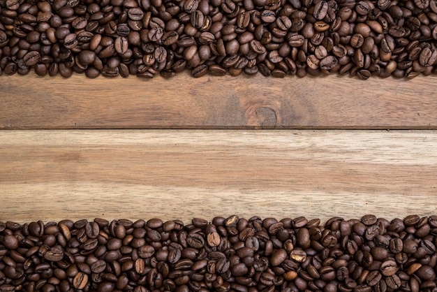 Directamente por encima de la toma de granos de café tostados en una mesa de madera