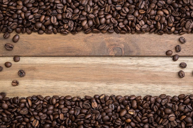 Directamente por encima de la toma de granos de café tostados en una mesa de madera