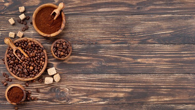 Foto directamente por encima de la toma de granos de café tostados en una mesa de madera