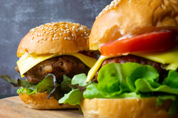 Foto directamente por encima de la toma de hamburguesa en el plato