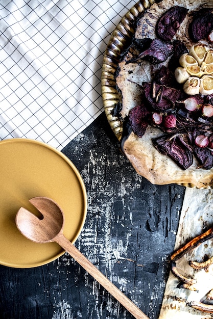 Directamente por encima de la toma de helado en el plato en la mesa