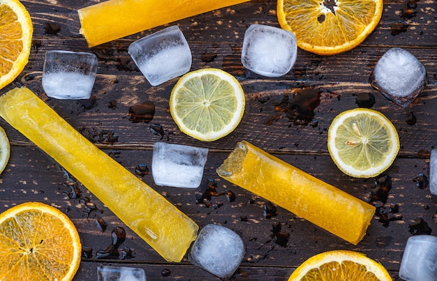 Foto directamente por encima de la toma de helados y frutas frescas con cubitos de hielo