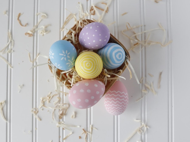 Directamente por encima de la toma de huevos de Pascua en el cuenco en la mesa